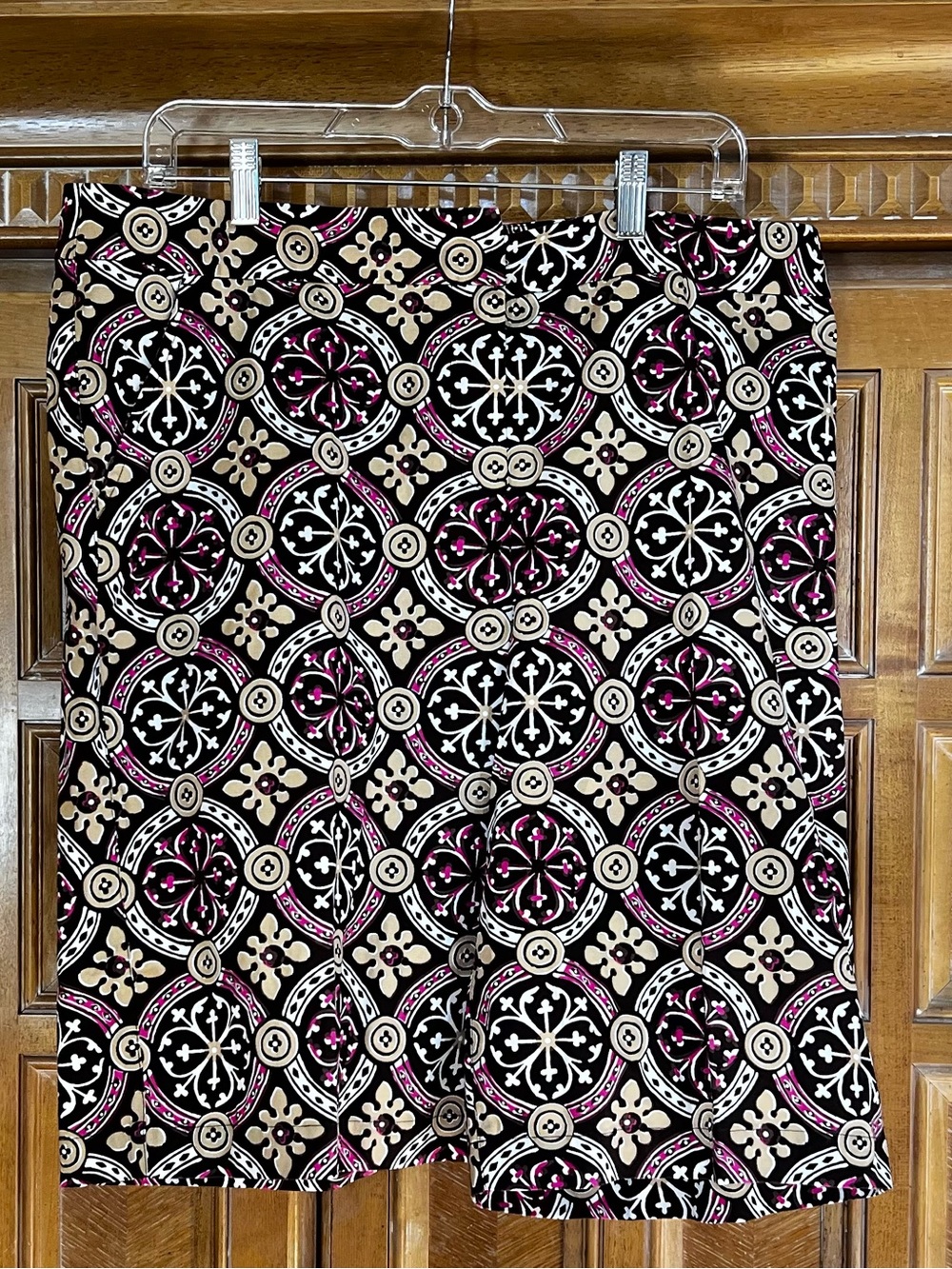 Tommy Bahama Women’s Size 14 Bermuda Shorts Black Pink Beige Medallion Print